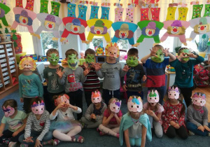Zdjęcie grupowe – dzieci prezentują samodzielnie wykonane maski.